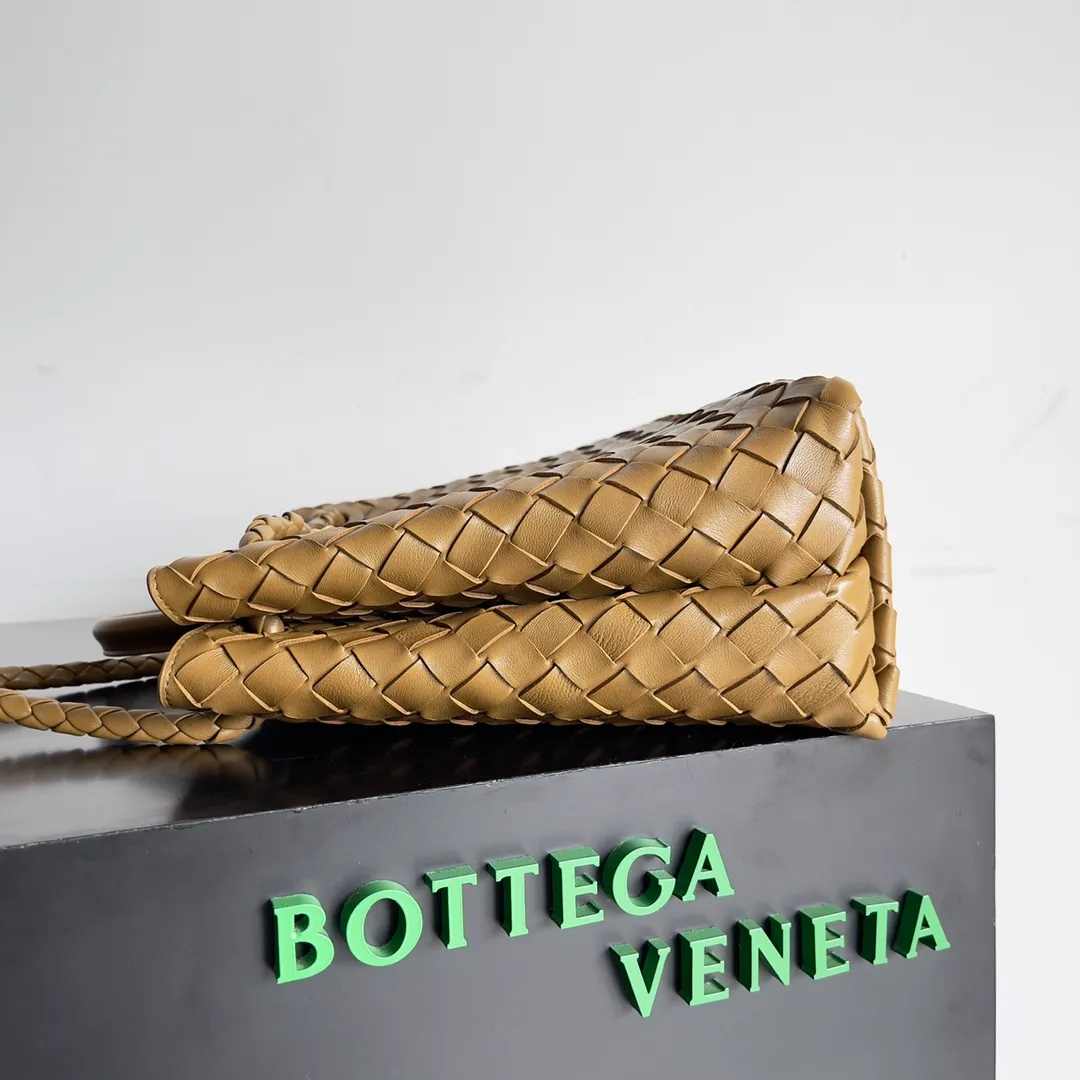 The 2023 new Andiamo batch of 2260 BV has been shipped‼ ️Really popular🔥The new Andiamo woven handbag launched by Bottega Veneta this season is really popular all over the world! ! Celebrities at home and abroad have worn it, and Oscar-winning actress Michelle Yeoh has taken it out on the street. Song Jia, Trai Yara, Yu Feihong, Sanji Ayaka, Rosie Hunting-Whiteley, Yoshioka Riho, etc. have all picked up this bag. It is classic and versatile, showing off its temperament, and the bag capacity is also large, which is very convenient for daily commuting! ! A variety of carrying methods, the shoulder straps can be adjusted by yourself, the original lambskin feels soft and delicate, and the unisex style breaks the gender boundaries and brings a more practical and long-lasting use experience. Andiamo, which has both elegant and casual styles, perfectly interprets the true appearance of "fashionable old money style". Style number: 743572 Size: 32*24*12